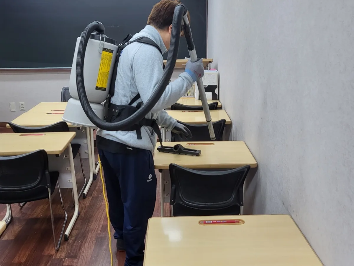 안동시 수상동 학교 현관·중앙홀 바닥 위생청소 사례 - 행진크린